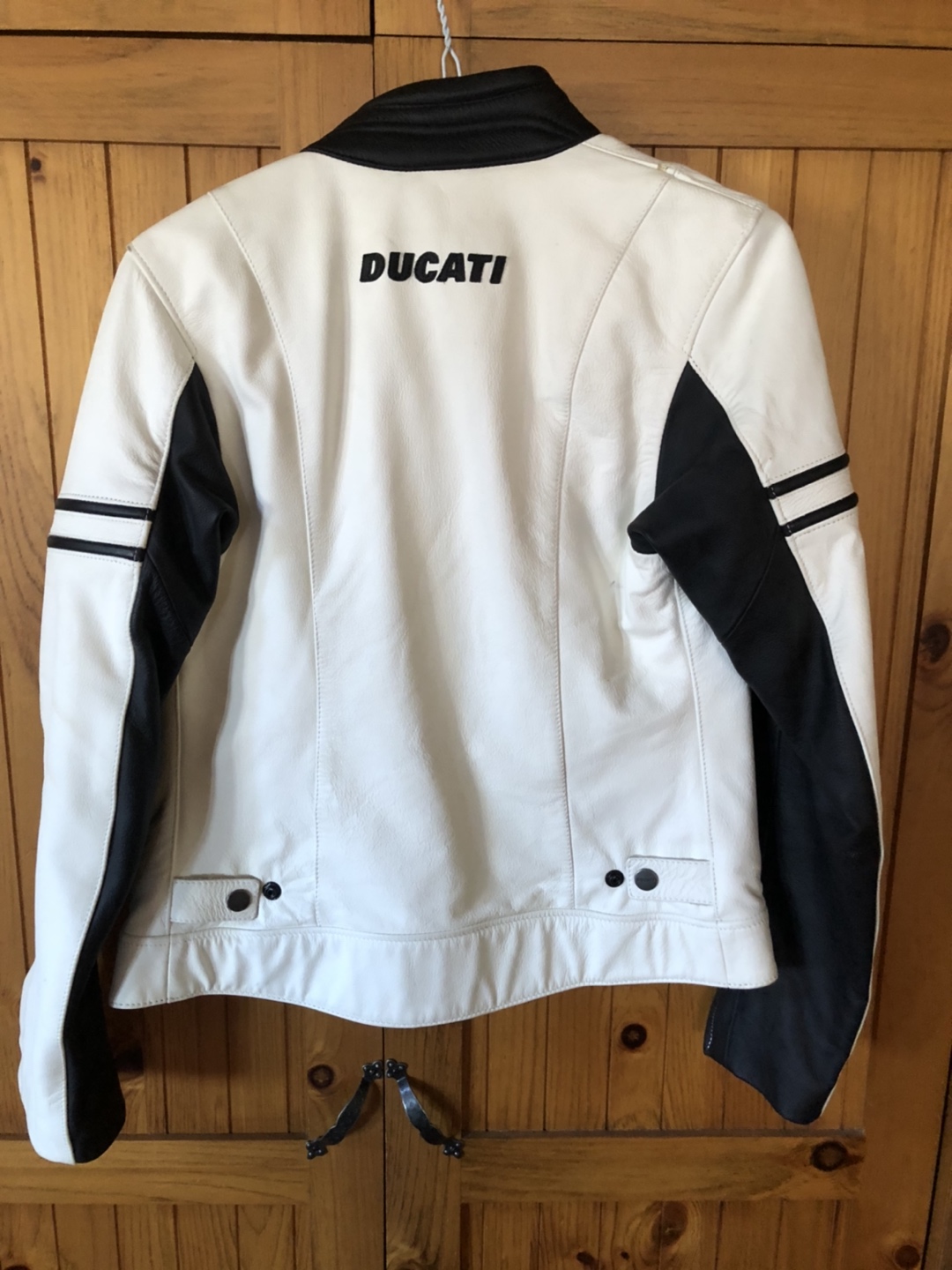 Woman’s leather motorcycle jacket image indicator(3)