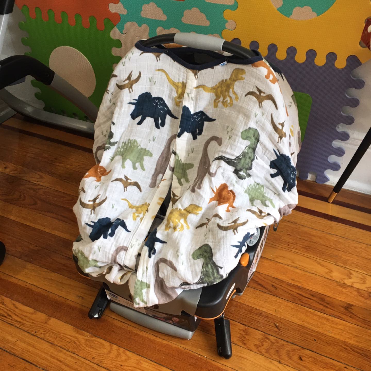 Chicco infant car seat with base - photo 2