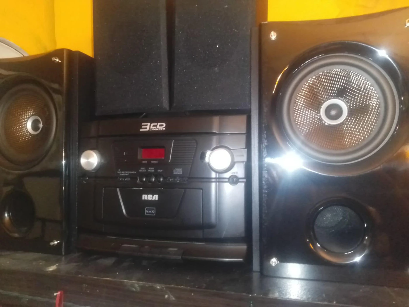 RCA Radio. You can put 3 CDs 4 speaker - photo 3