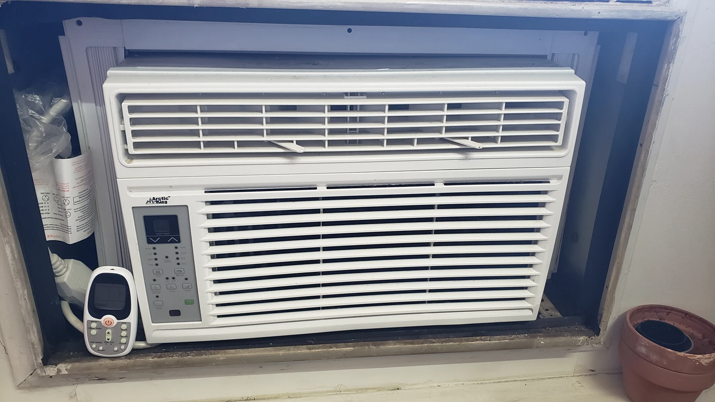Articking 8000 BTU window airconditioner w/ remote control - photo 2