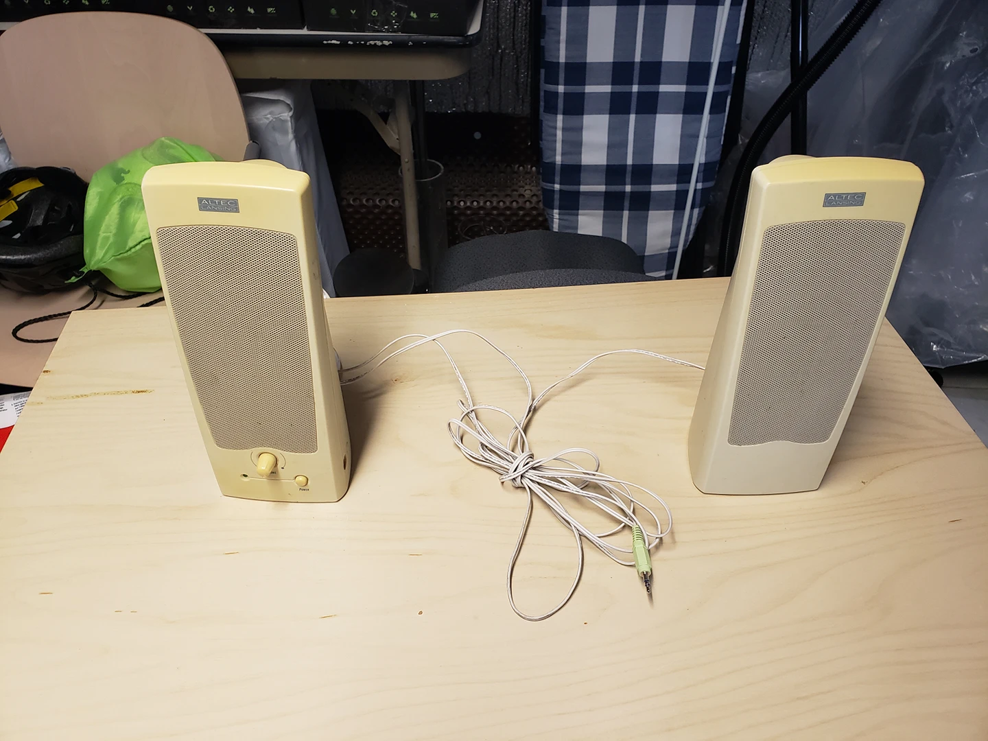 Table top corded speakers thumbnail
