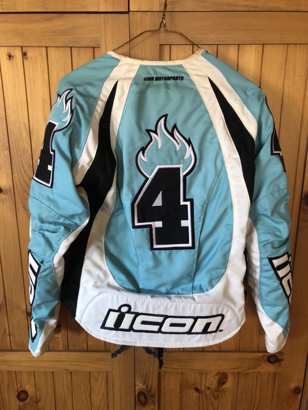 Woman’s motorcycle jacket image indicator(2)