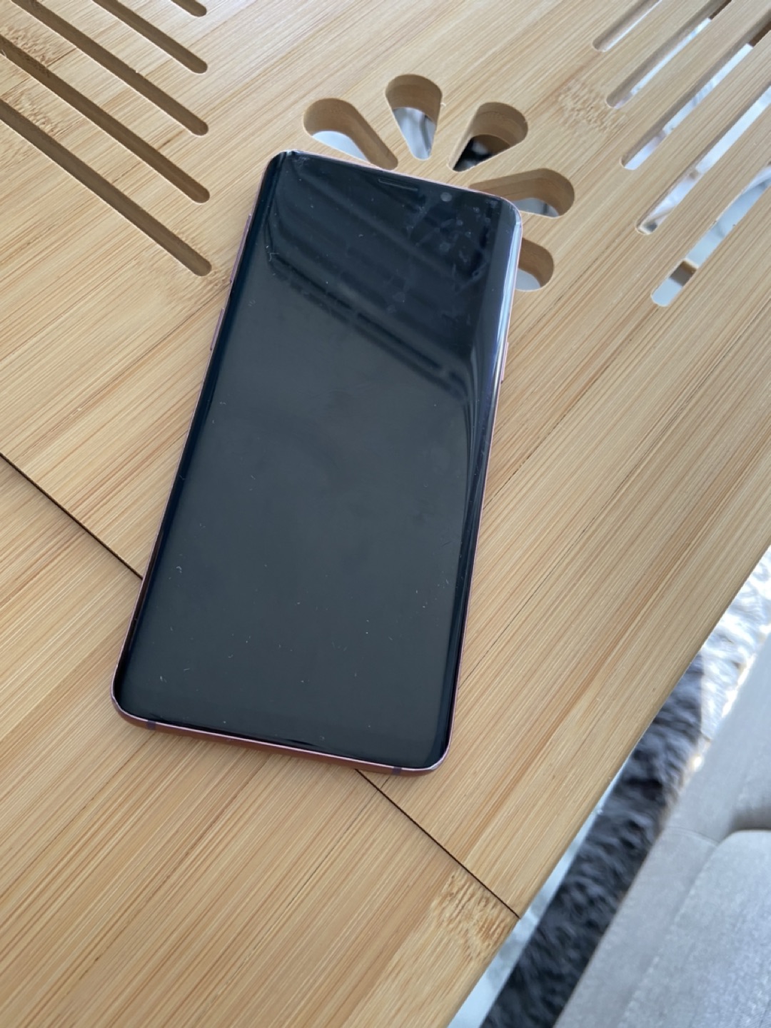 Samsung S9 for sale -has some cracks on the back