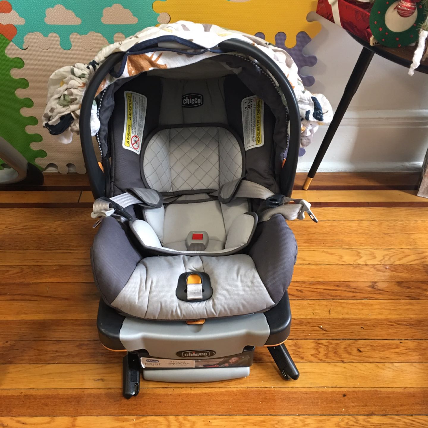 Chicco infant car seat with base