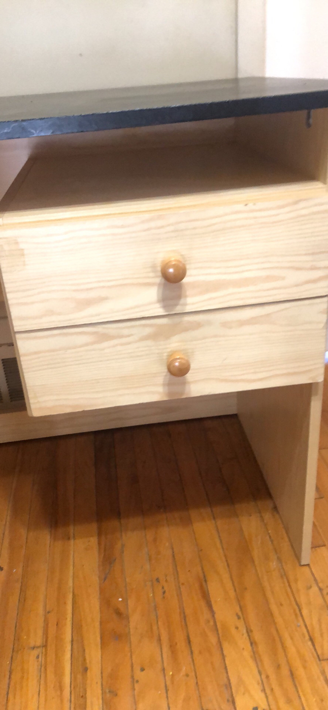 Desk  - photo 2
