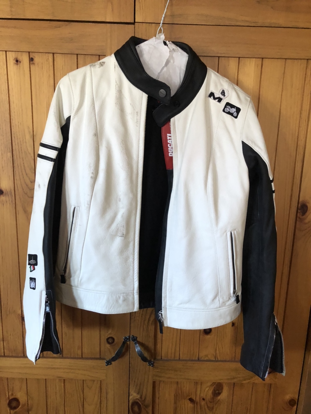 Woman’s leather motorcycle jacket image indicator(2)