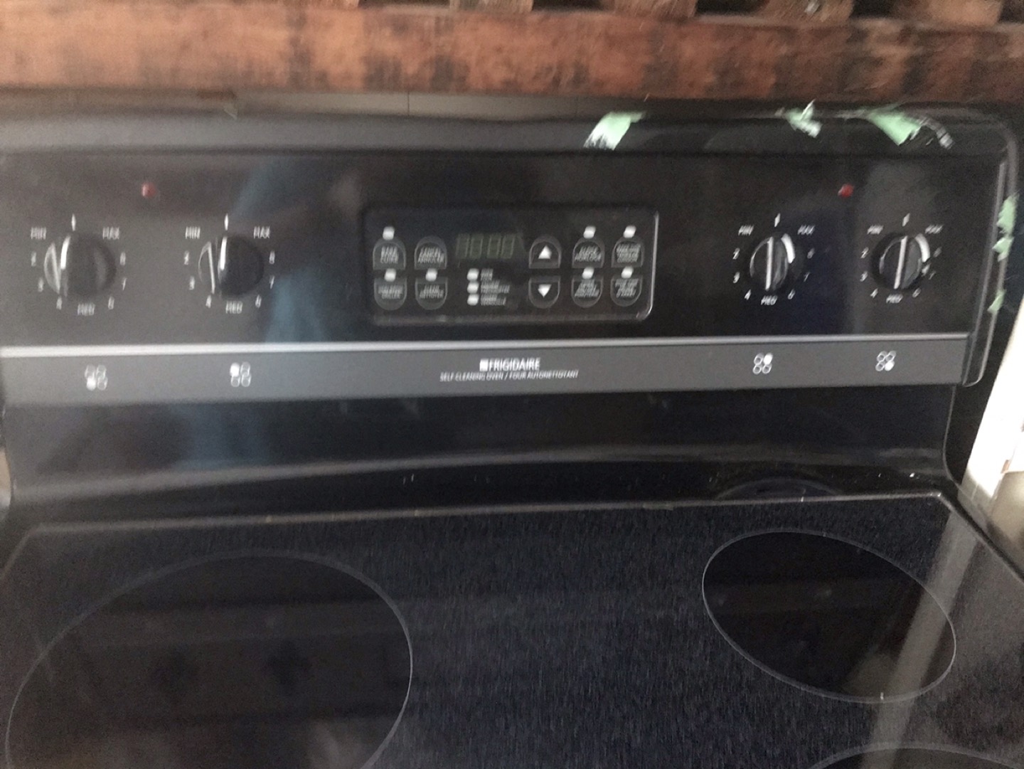Black stove, FRIGIDAIRE brand 8 years old. - photo 3