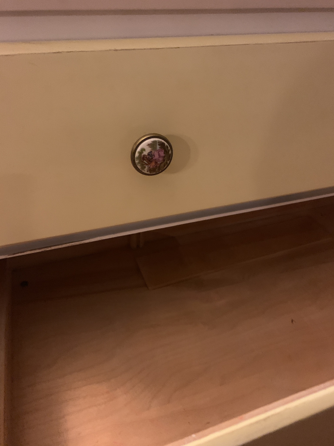 Free Vintage Dresser  - photo 4