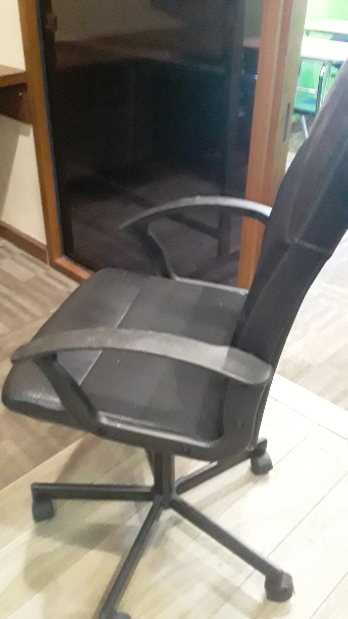 4 used office chairs  black - photo 4