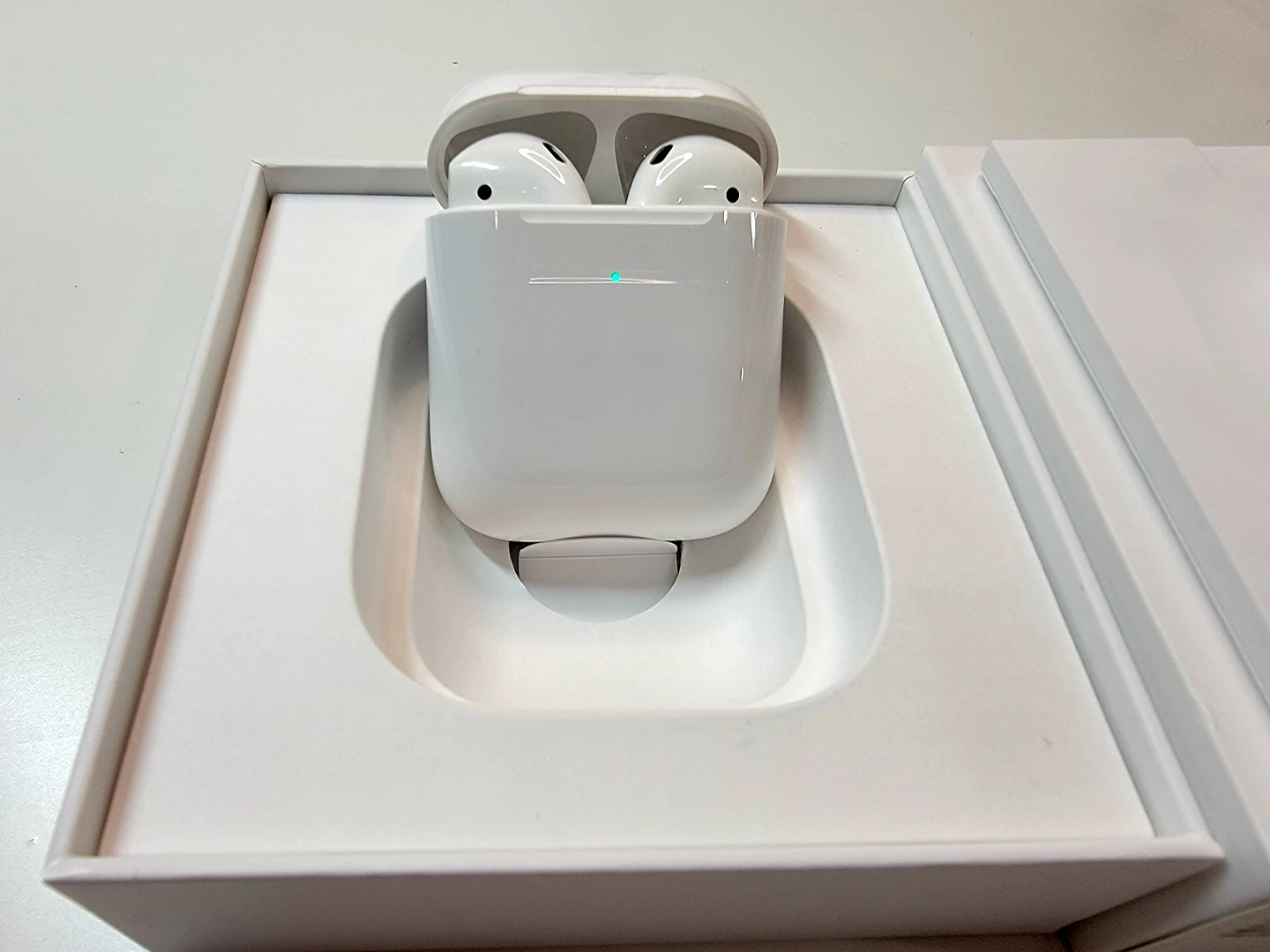 Apple AirPods 2 (2nd Gen) with Wireless Charging  Case