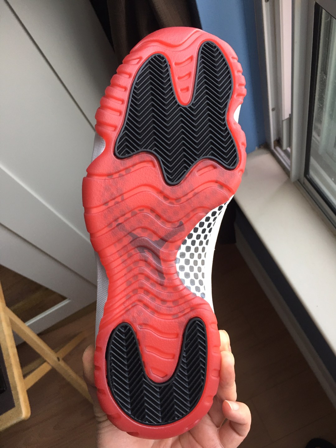 NEW Nike Air Jordan 11 BRED Men US11 image indicator(8)