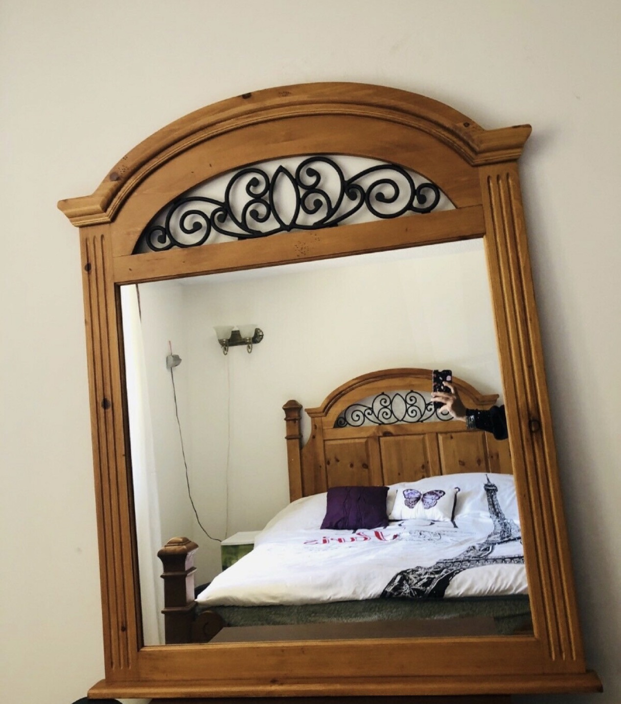 Alexander Julian Solid Wood Queen size Bed image indicator(2)