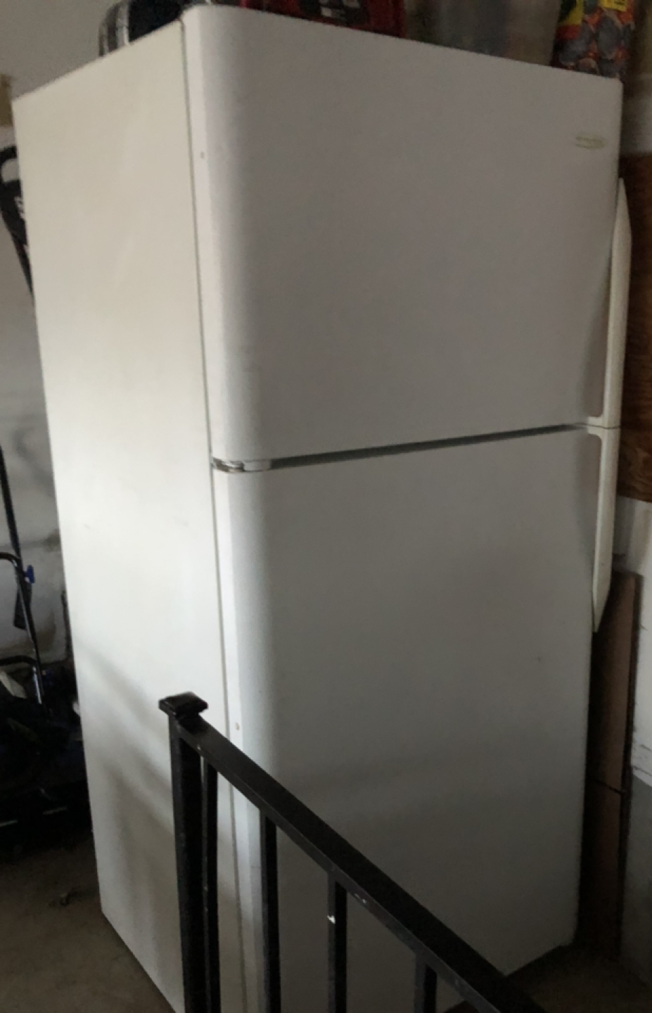 10 cu. ft Fridge  ( Frigidaire)