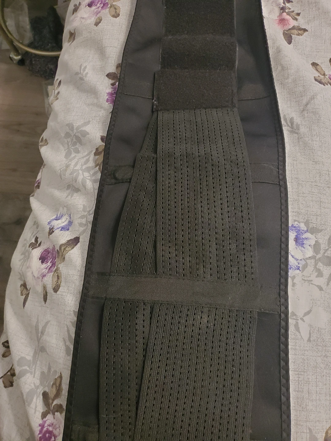 Like new. Black fitness belt image indicator(6)