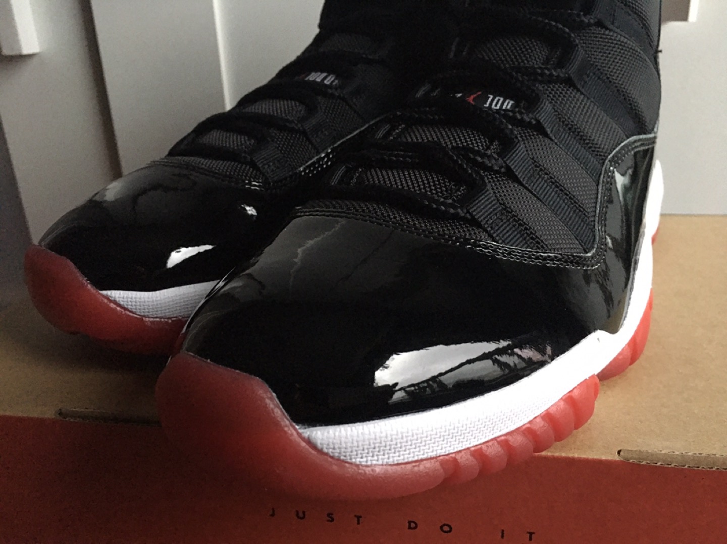 NEW Nike Air Jordan 11 BRED Men US11 image indicator(2)