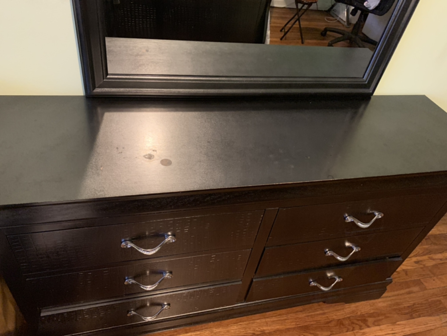 Queen bed with mattress & dresser mirror  - photo 2