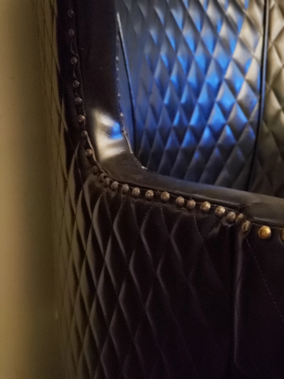 Leather accent chair, quilted backrest - photo 4