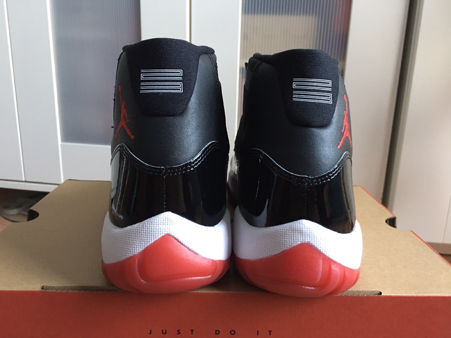 NEW Nike Air Jordan 11 BRED Men US11 image indicator(7)