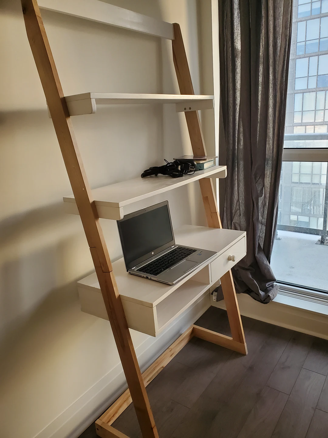 Free standing L-shaped ladder desk/shelf - photo 4