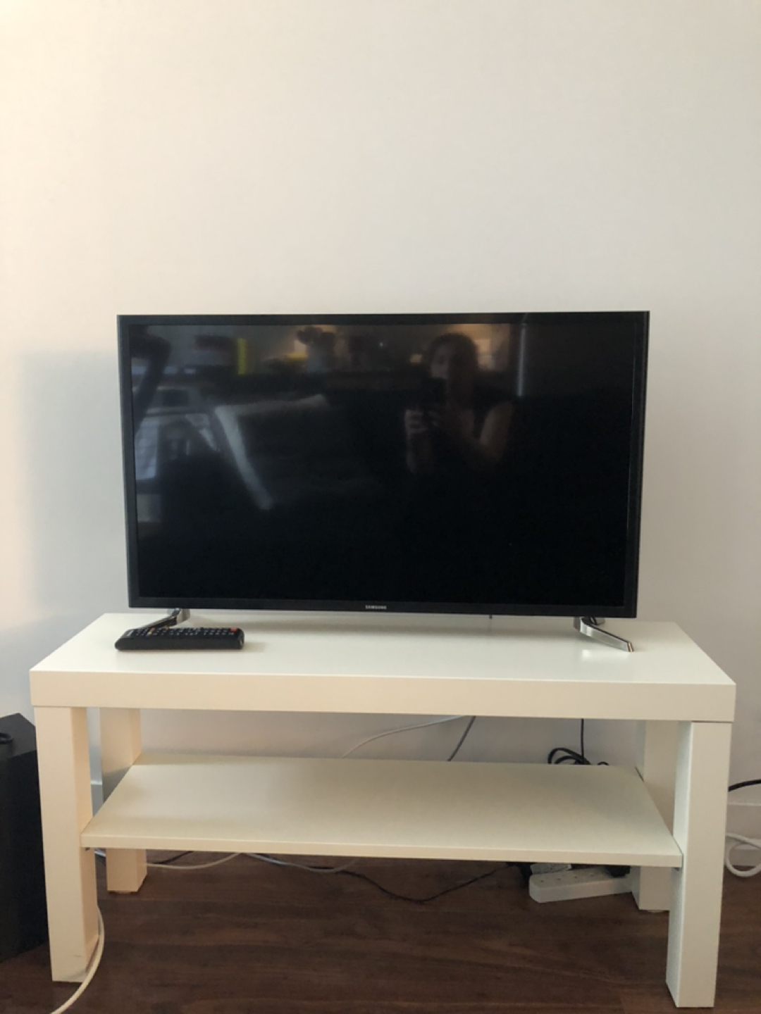 Small tv bench - excellent condition 