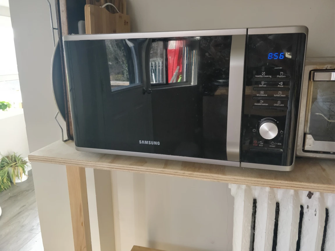 Samsung Microwave Black and Stell 900W