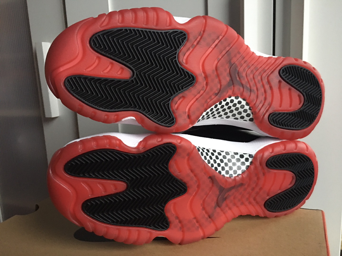 NEW Nike Air Jordan 11 BRED Men US11 image indicator(3)