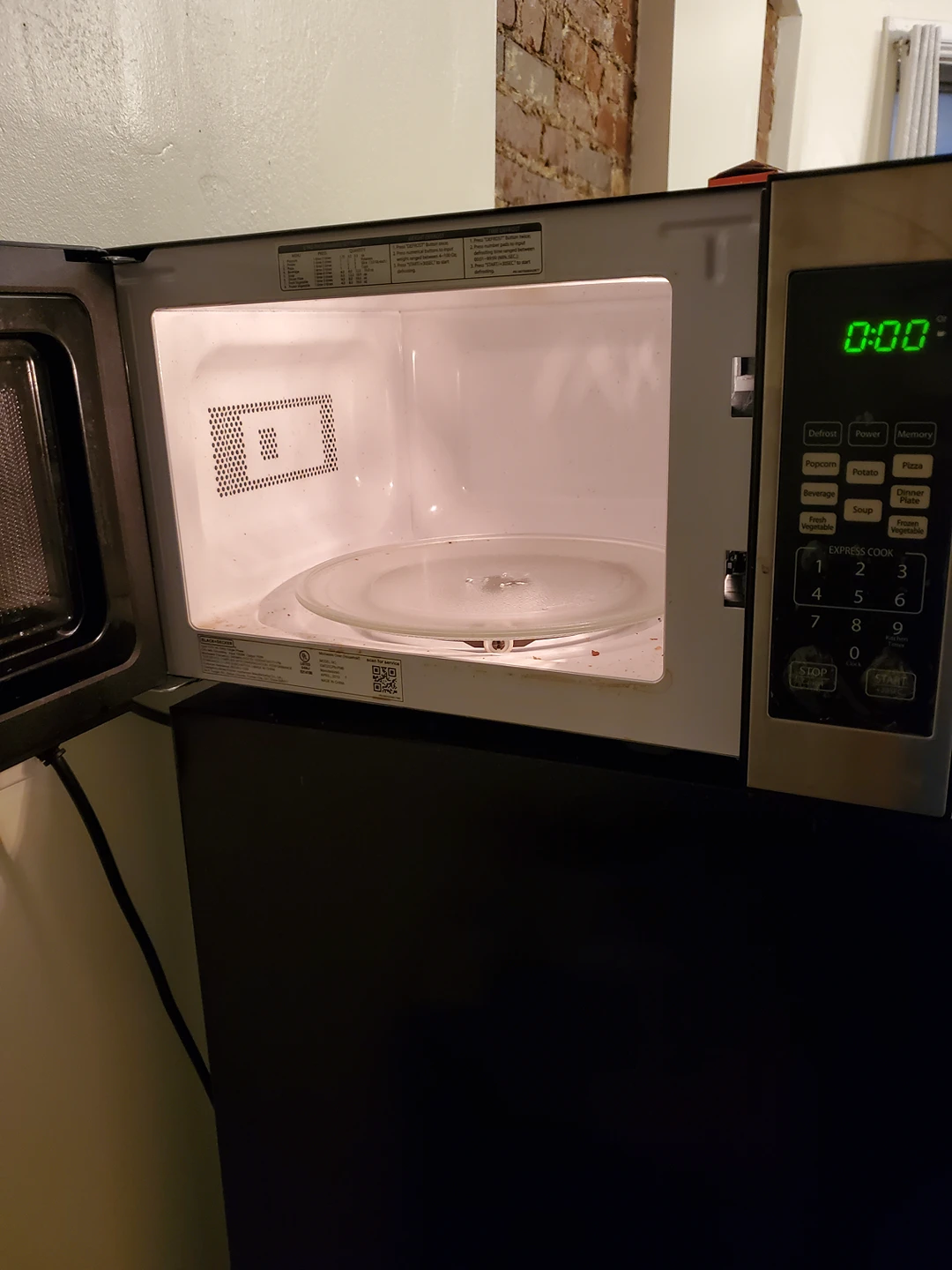 Black + Decker Microwave - photo 2
