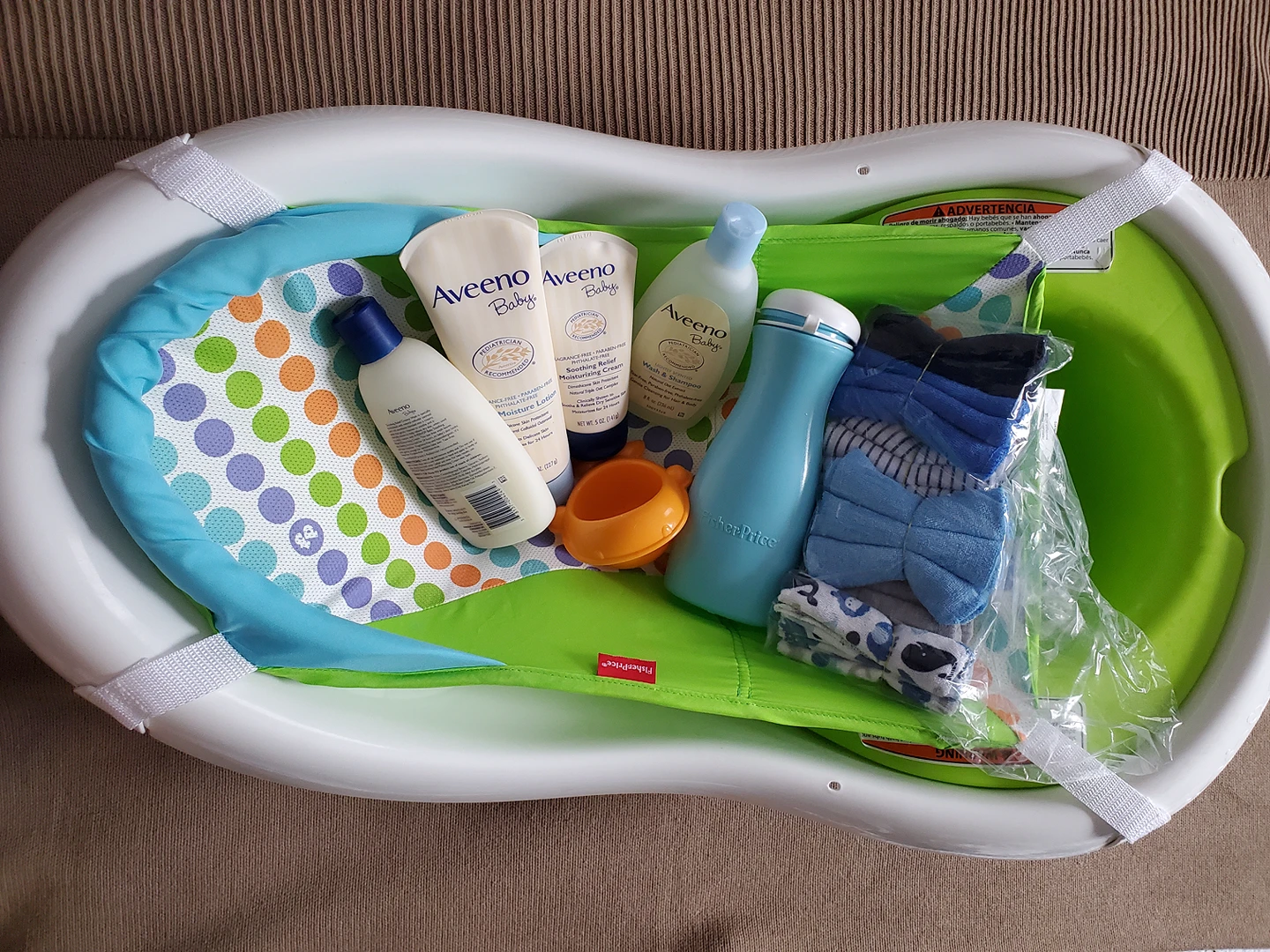baby bathtub (with washcloths, lotions and wash)