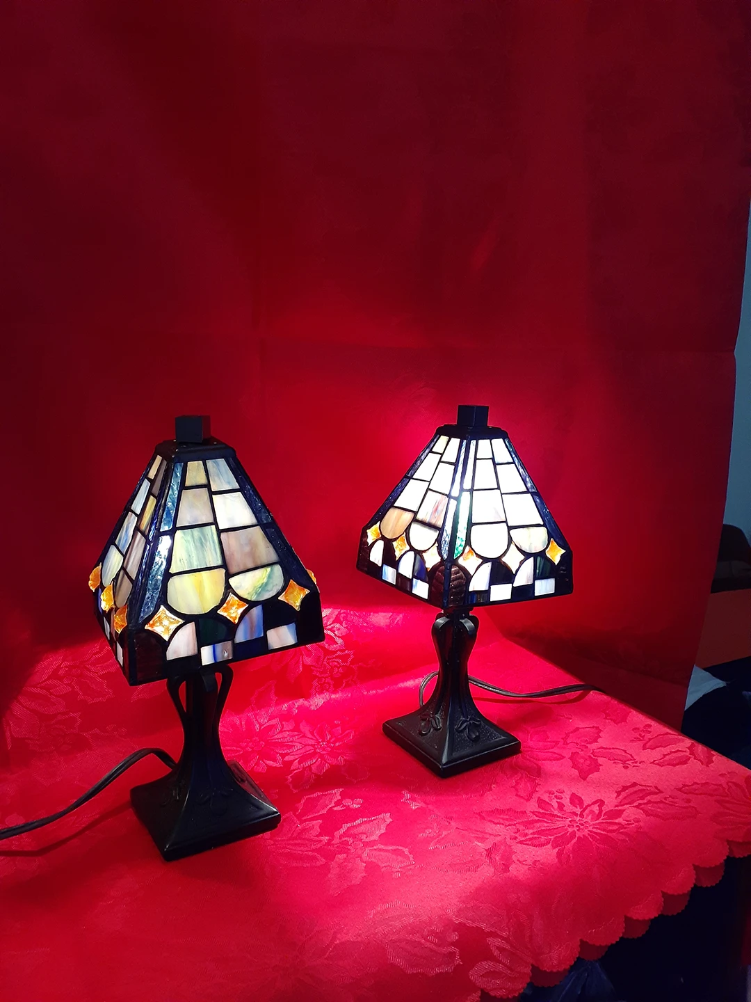 PAIR OF TIFFANY STYLE LAMPS thumbnail