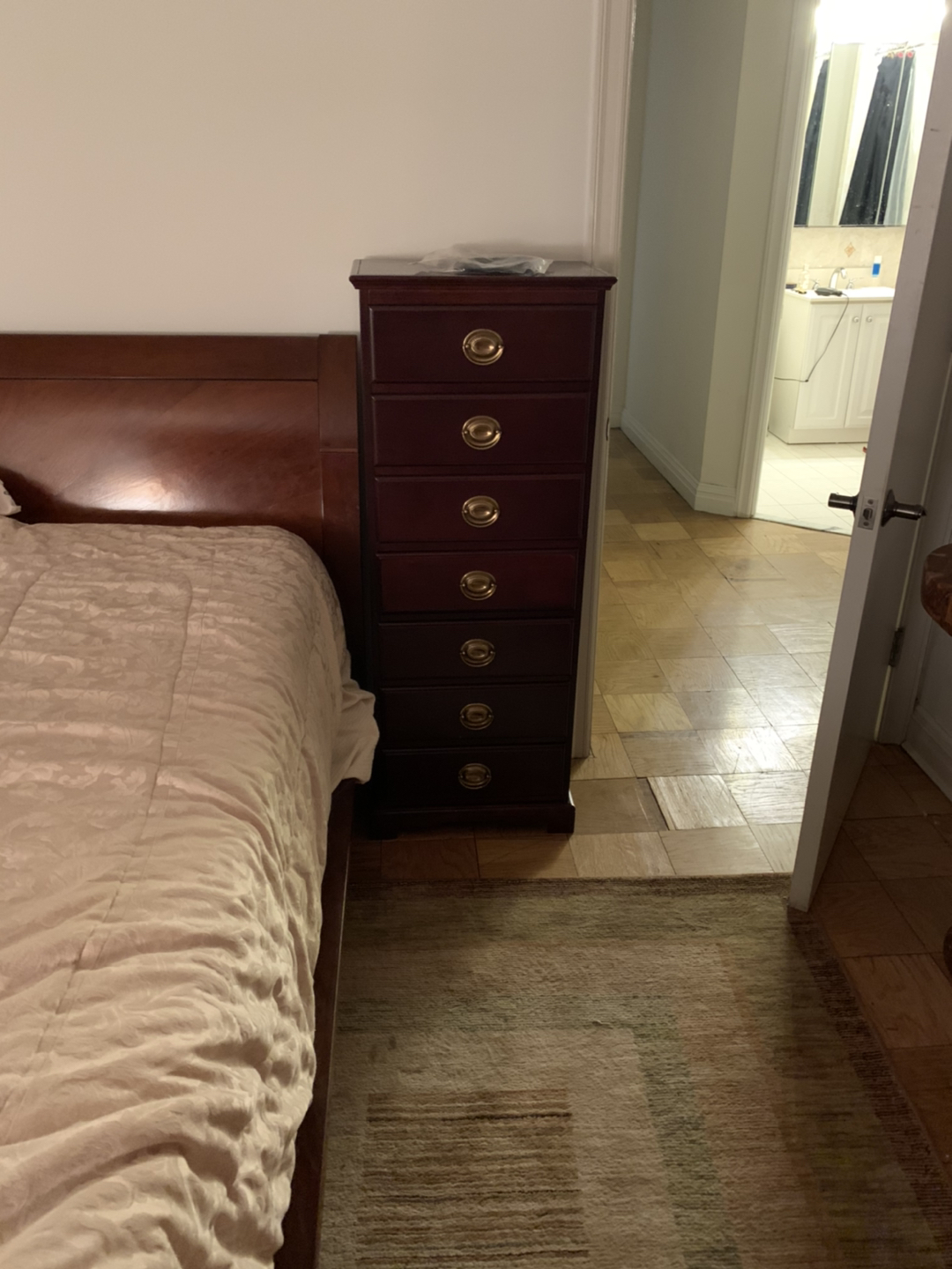 Small dresser with 7 drawers 