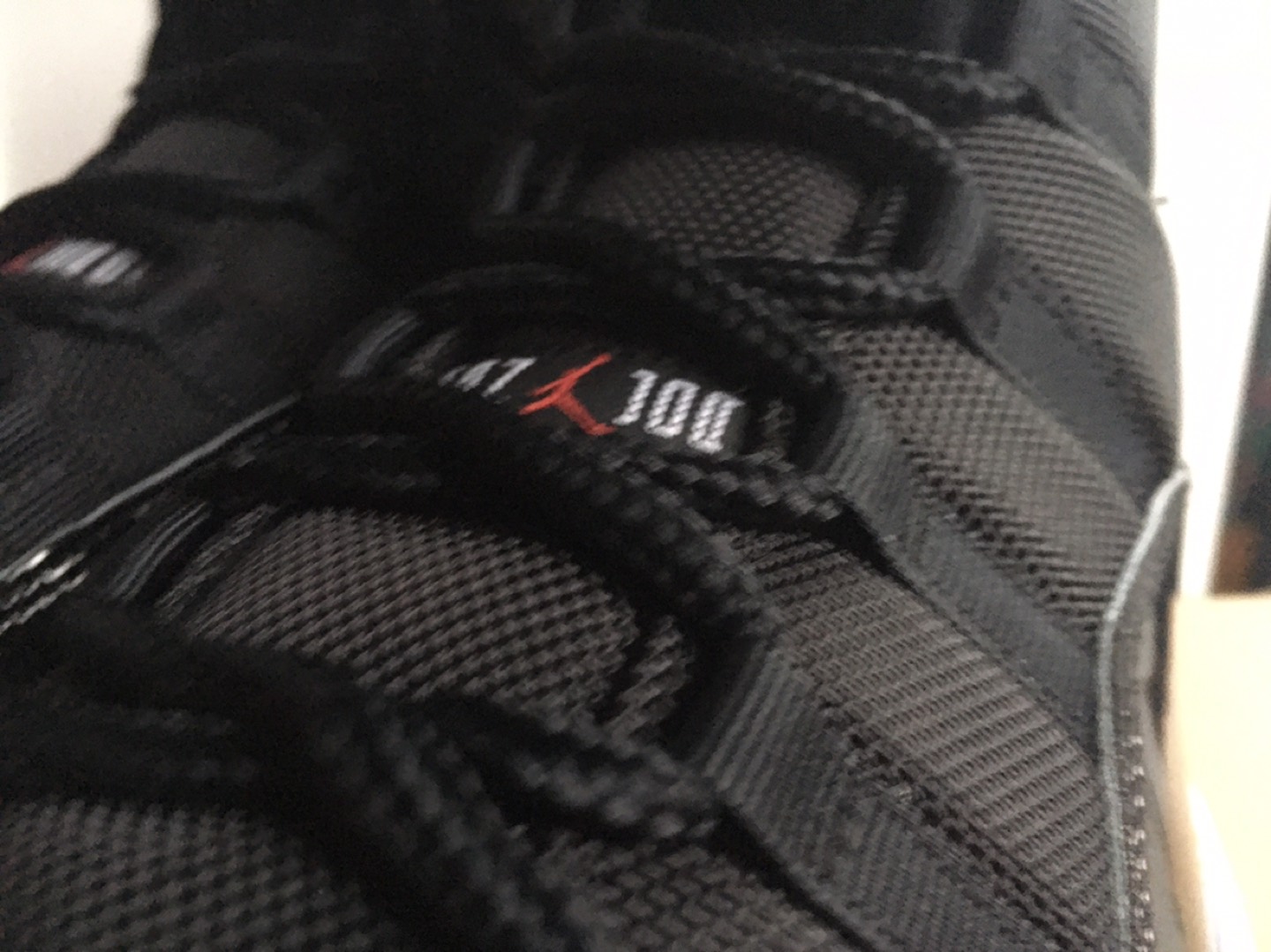 NEW Nike Air Jordan 11 BRED Men US11 image indicator(4)