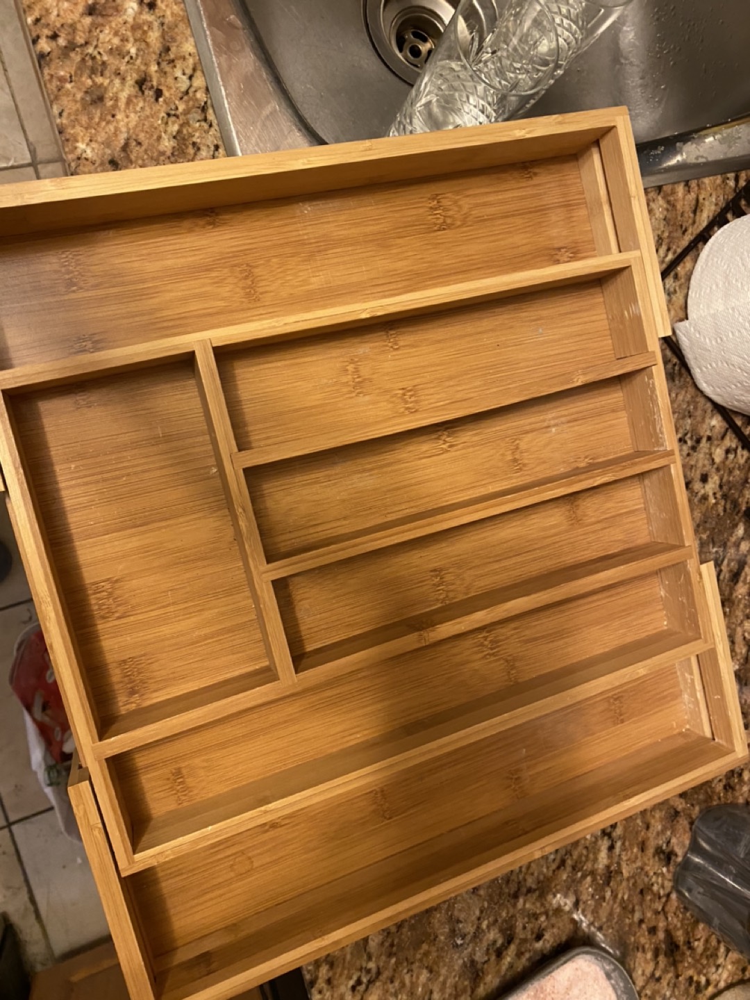 Adjustable cutlery organizer 