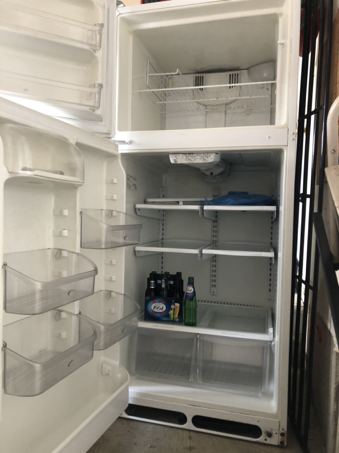 10 cu. ft Fridge  ( Frigidaire) - photo 3