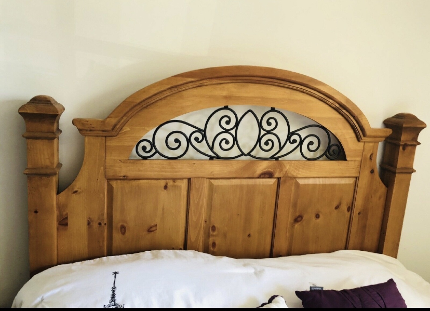 Alexander Julian Solid Wood Queen size Bed image indicator(4)