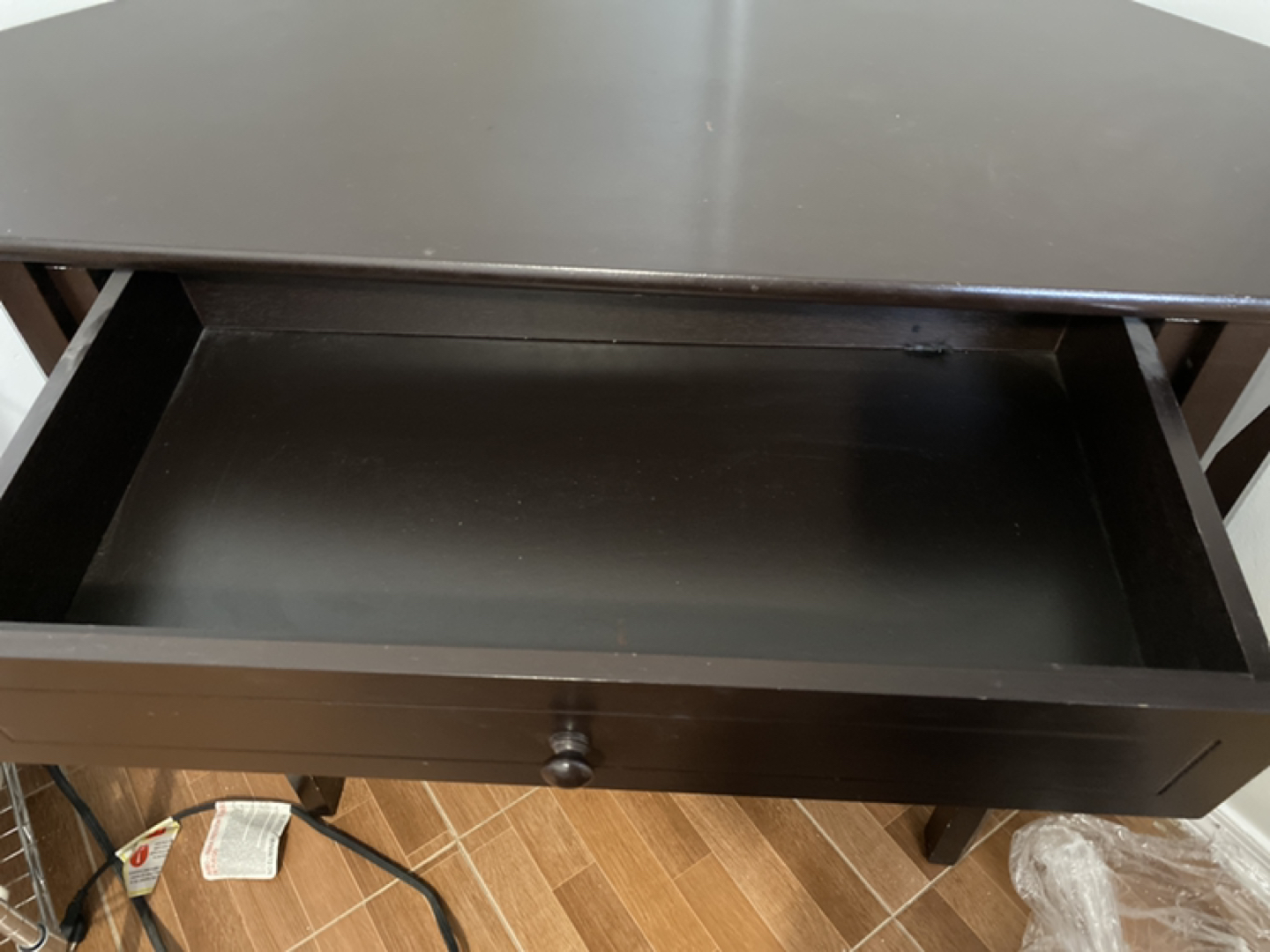 Desk - photo 2
