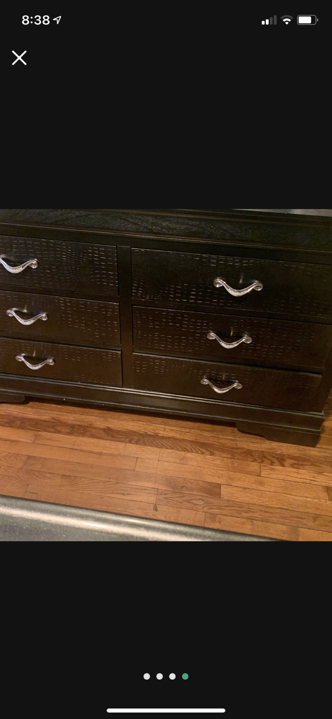 Queen bed with mattress & dresser mirror  - photo 3