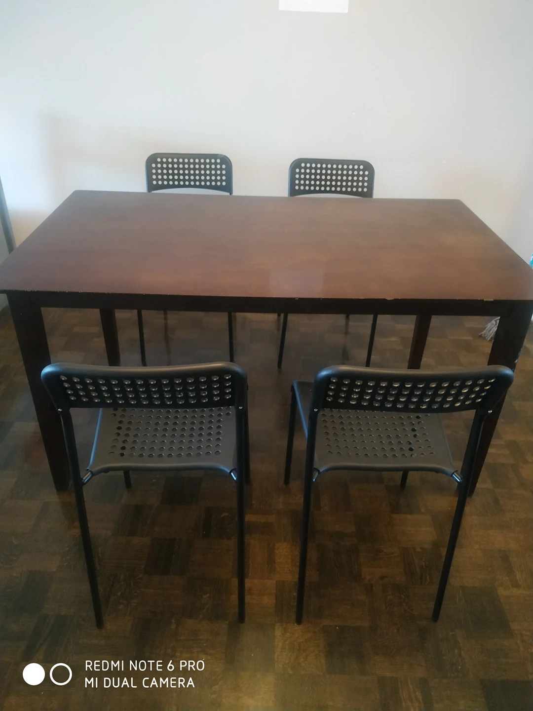 Dining table with 4 Chairs