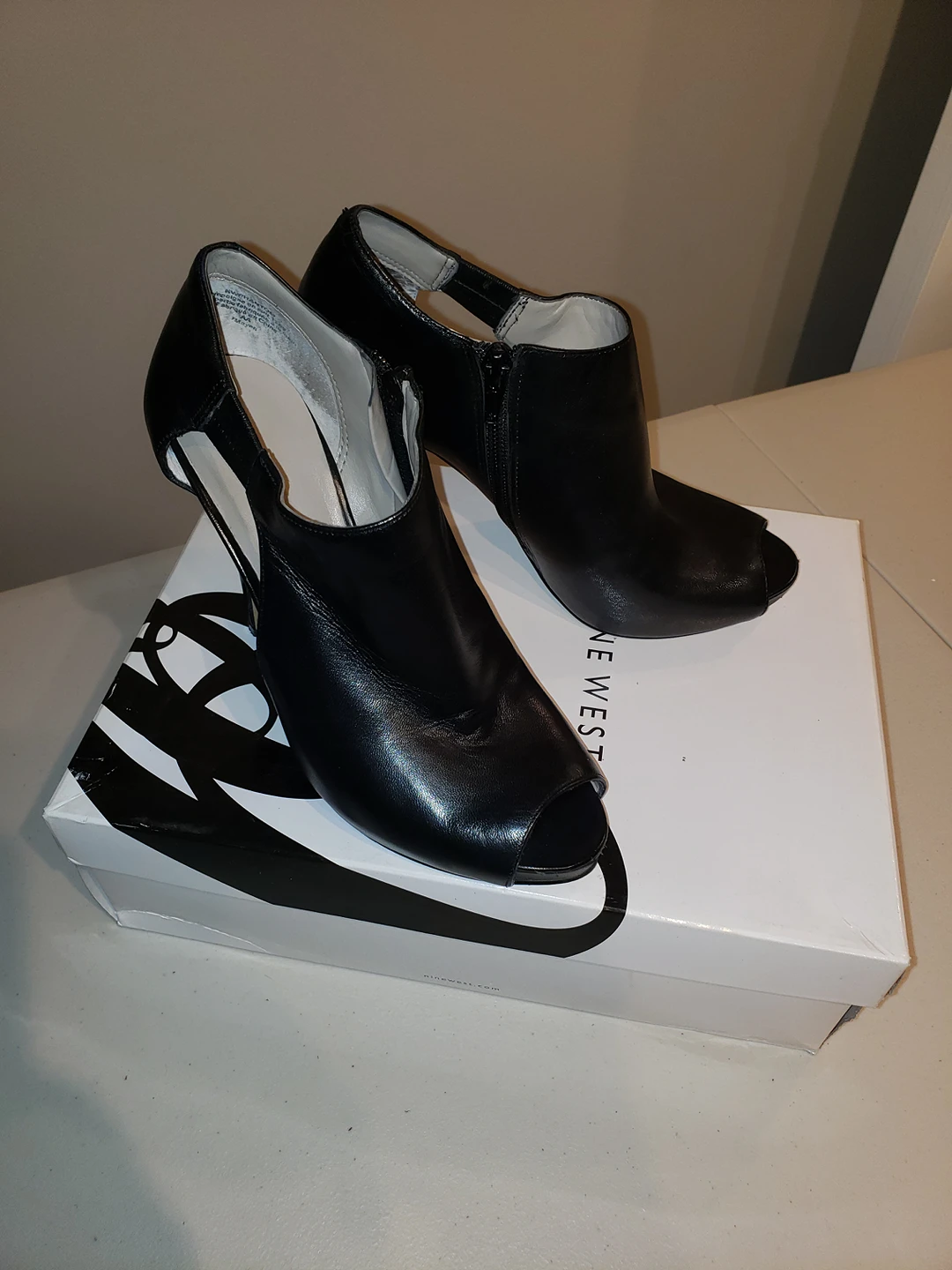 Size 7 women's leather pumps