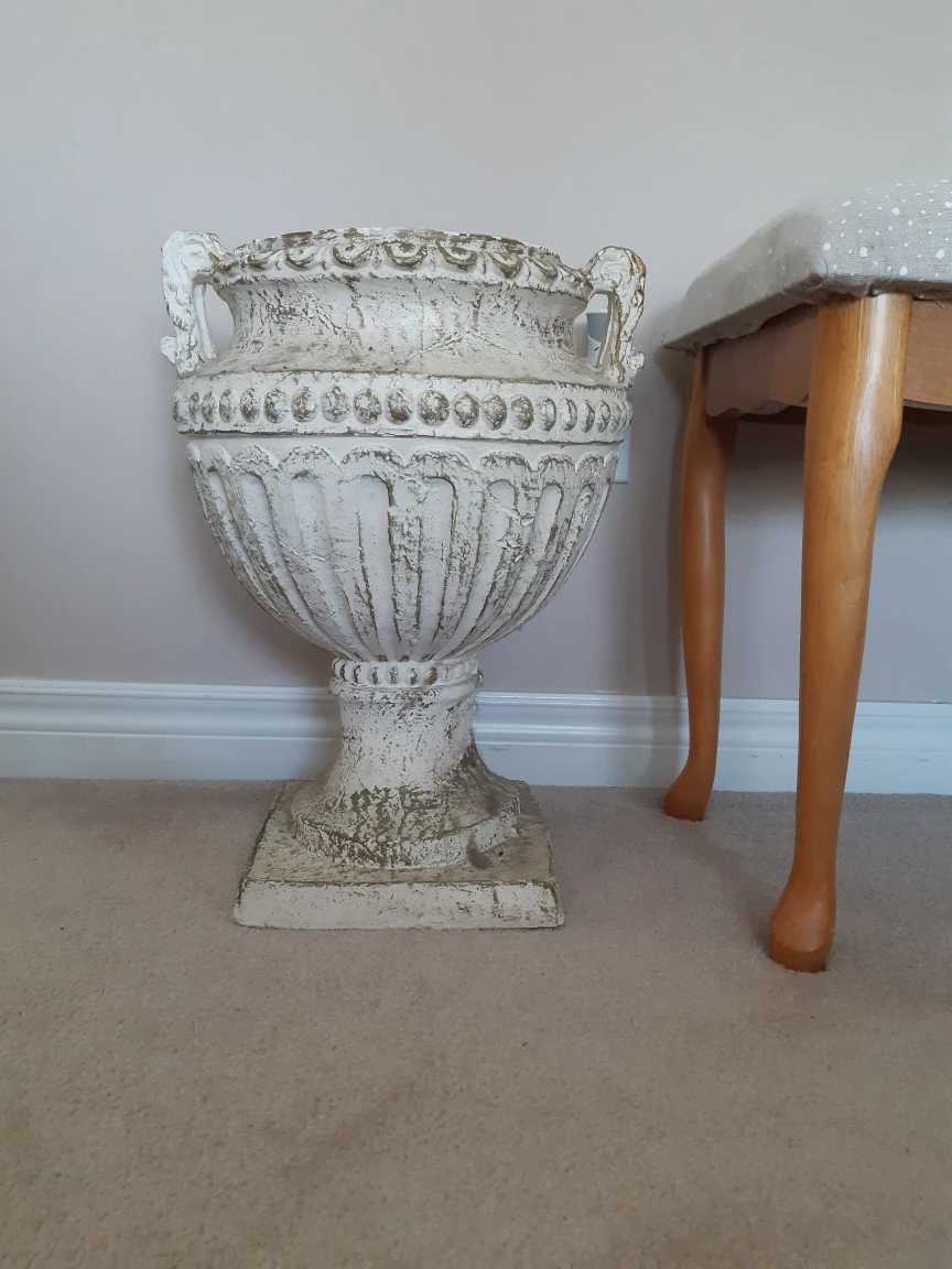 Decorative urn