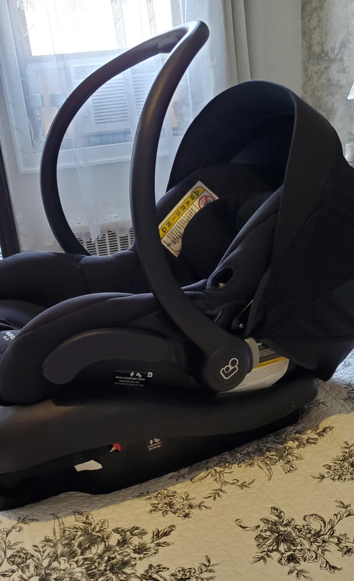 Maxi-Cosi car seat (with base and adapters)