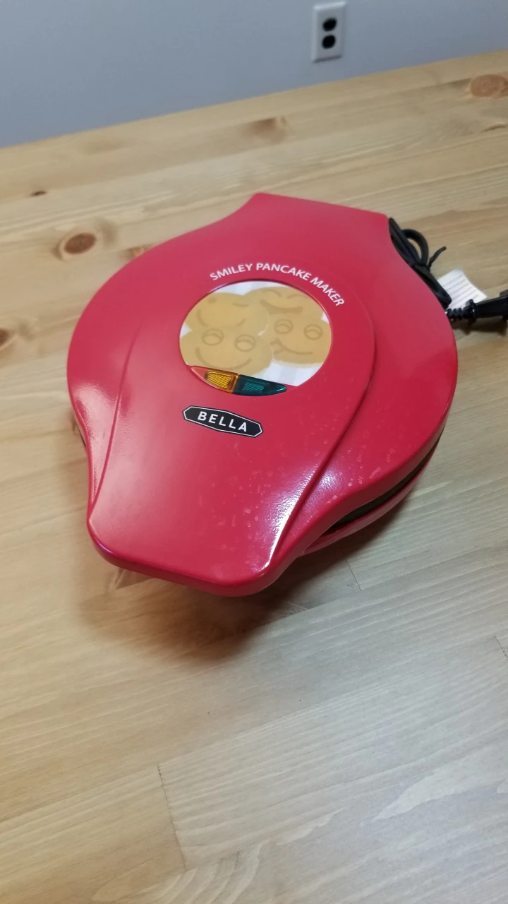 Bella Smiley Pancake Maker
