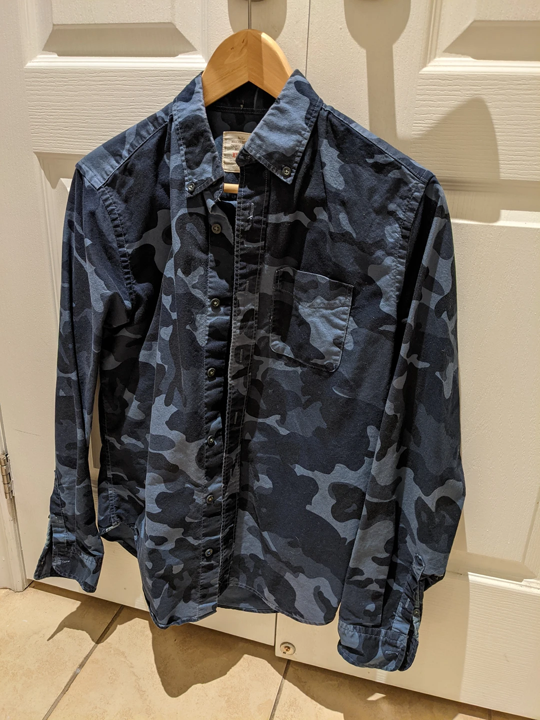 Gap Men's Blue Camo Button Up Shirt XS thumbnail