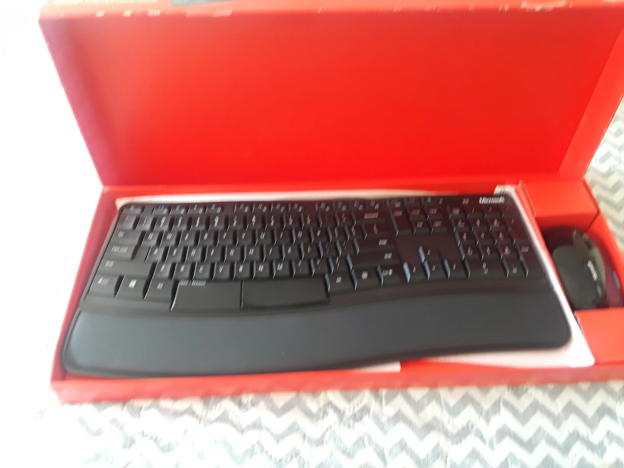 Keyboard with wireless Mouse thumbnail