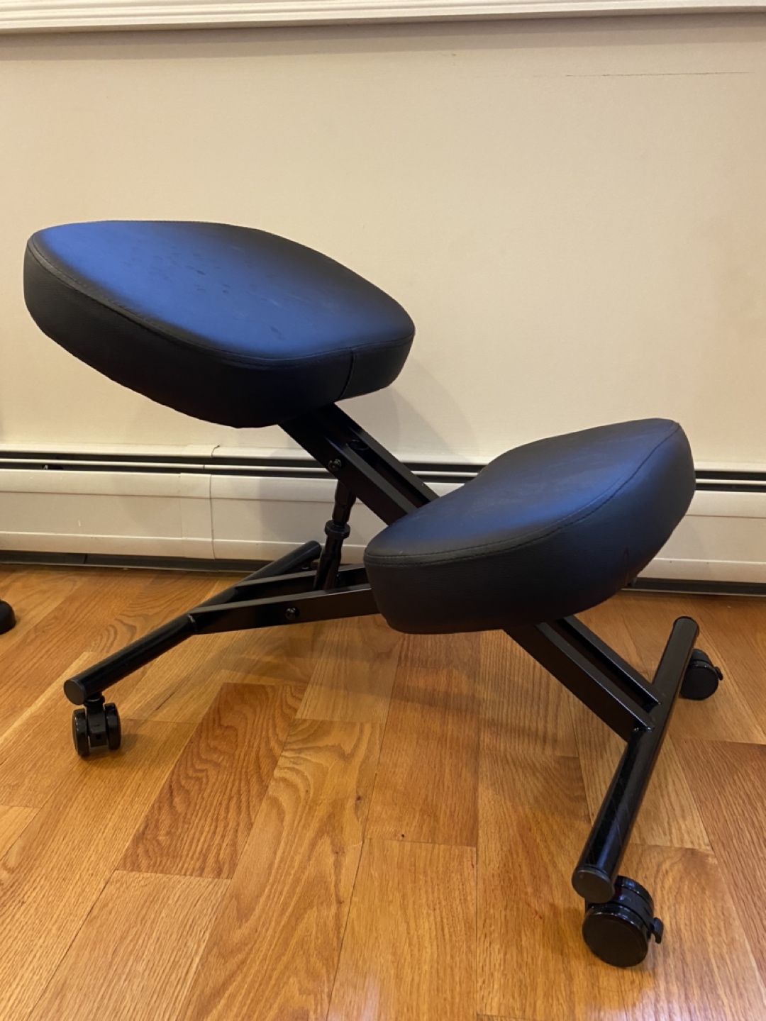 Ergonomic kneeling chair 