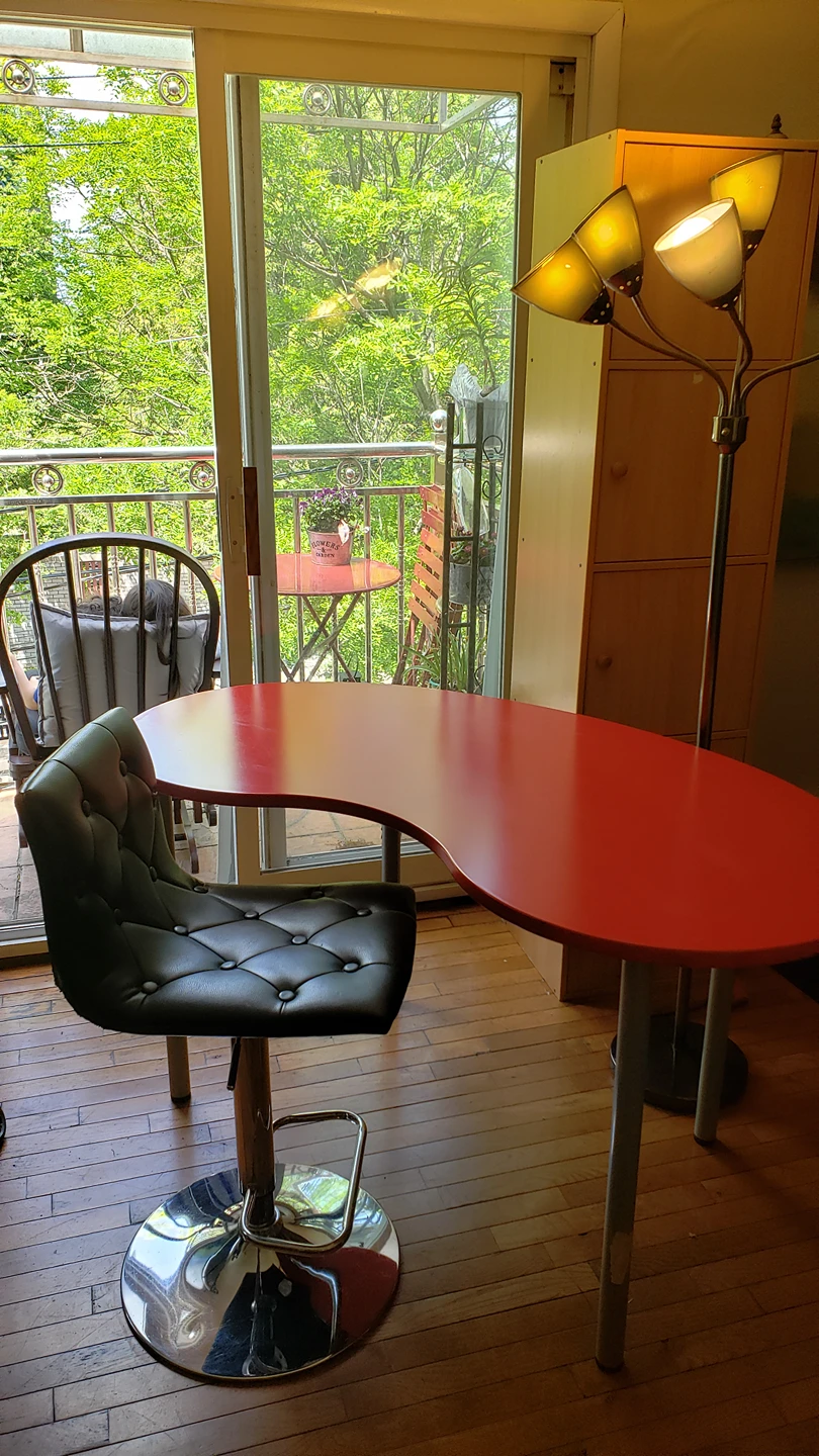 Red table in the shape of a cashew with chair - photo 2