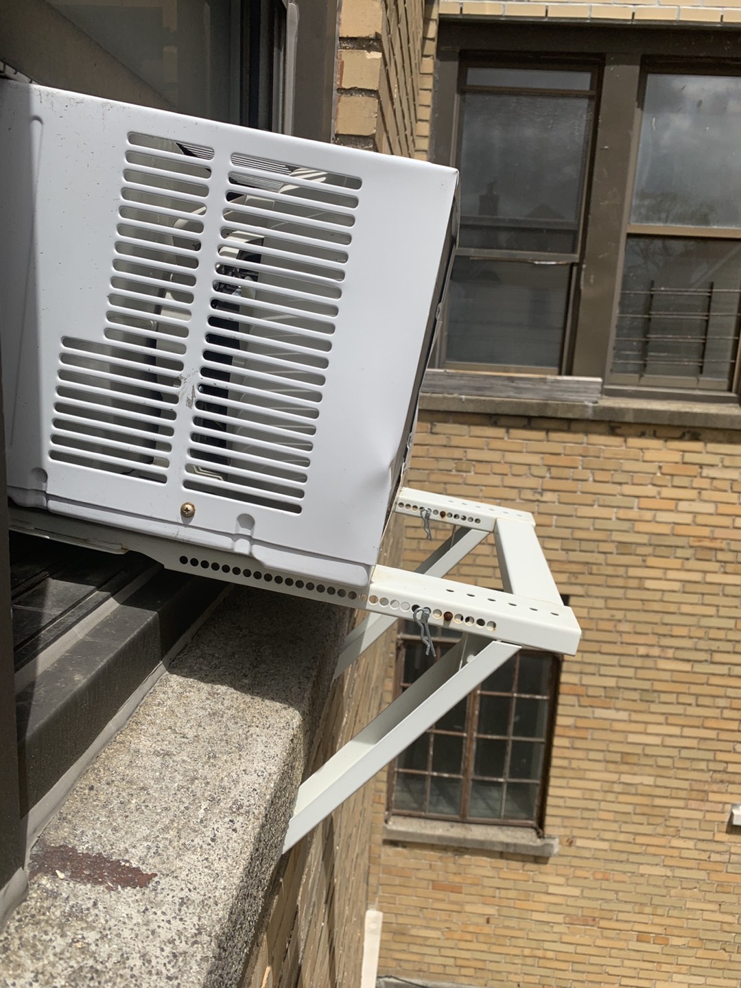 Airconditioner with rack