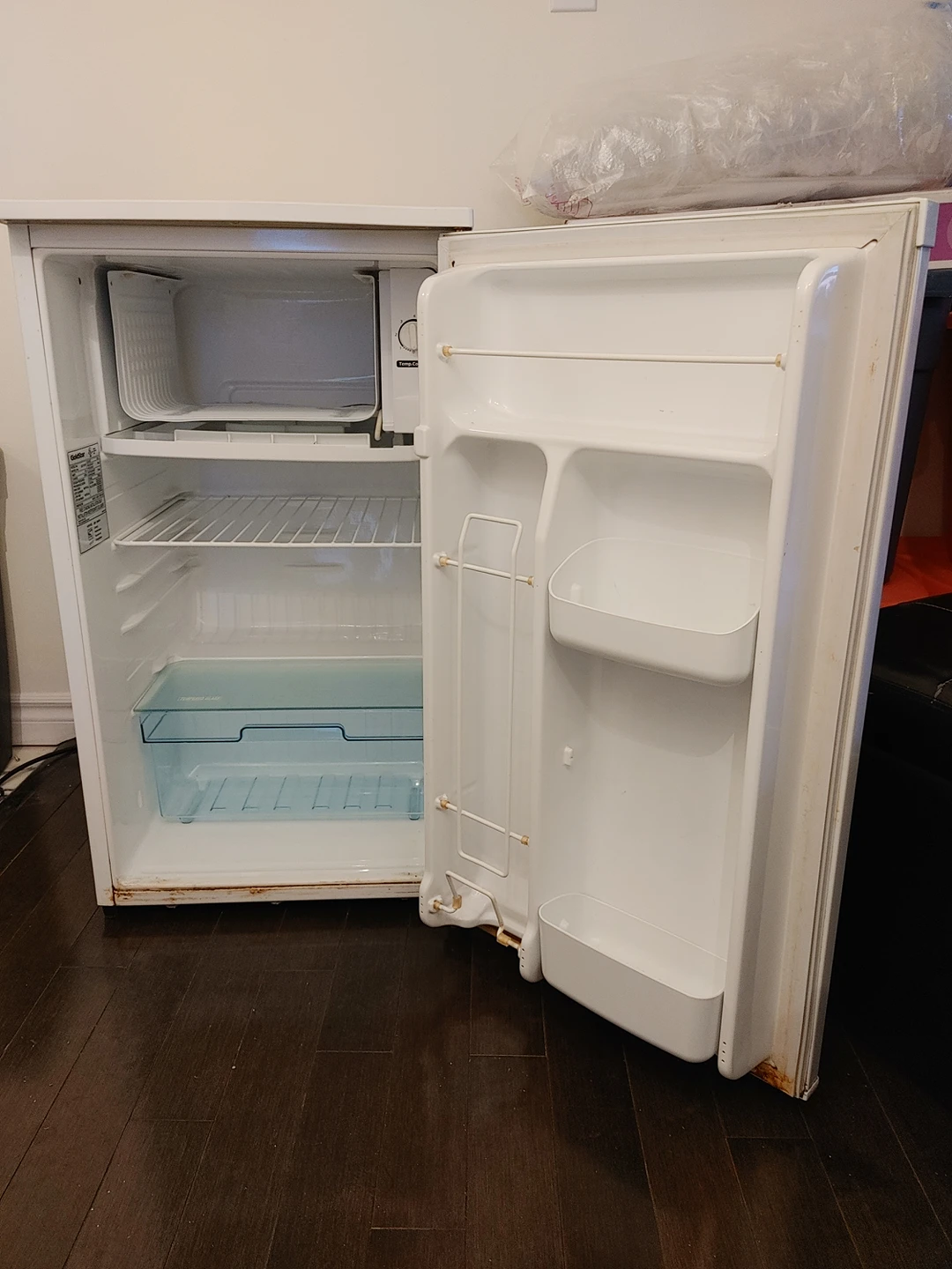 GoldStar Mini Fridge - photo 3