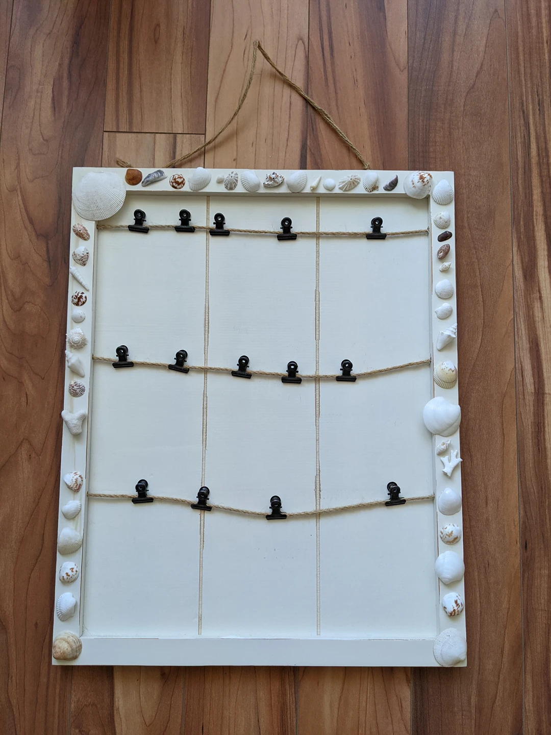 Wooden clipboard with seashell detail thumbnail