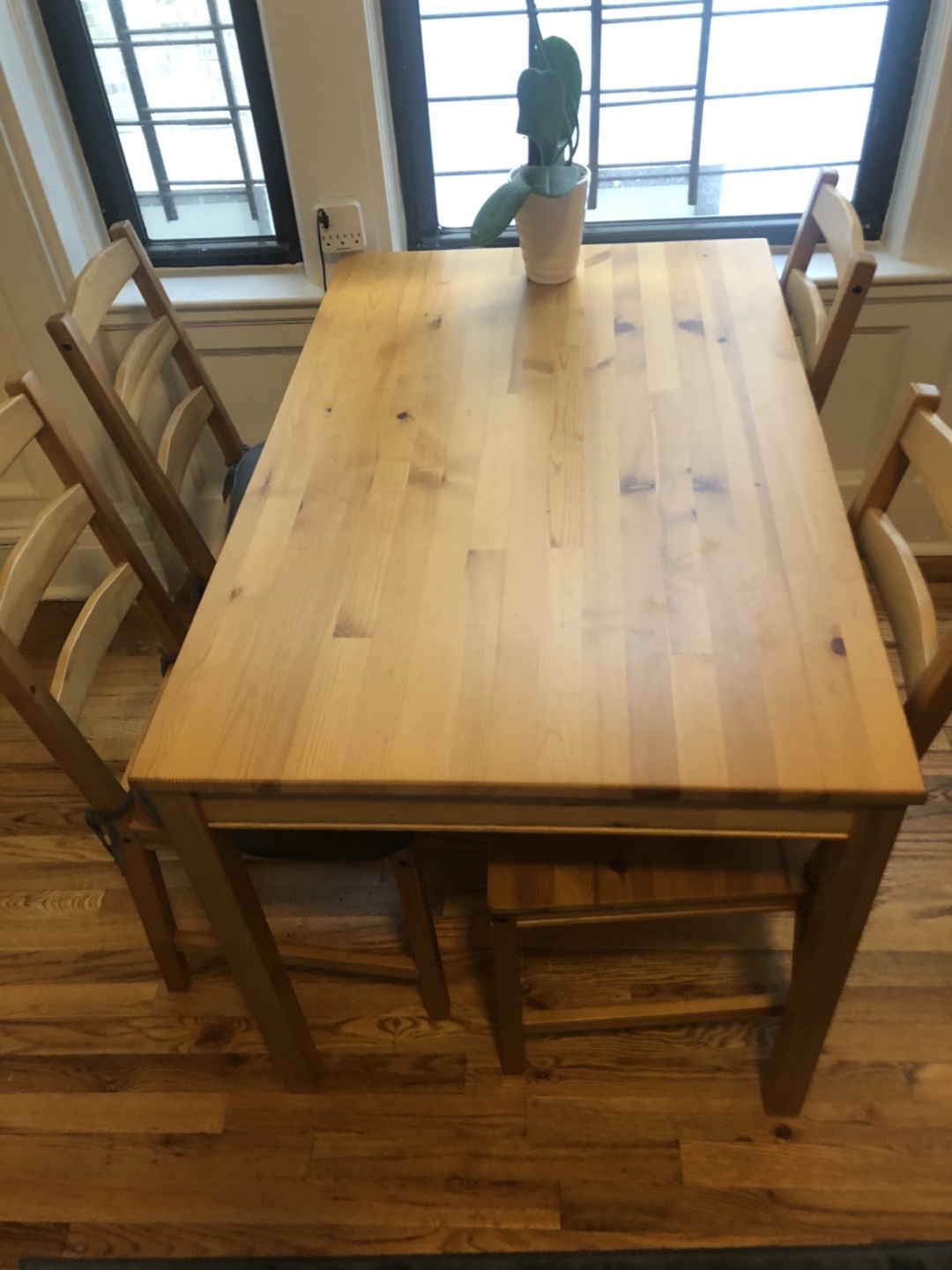 Table with 4 chairs