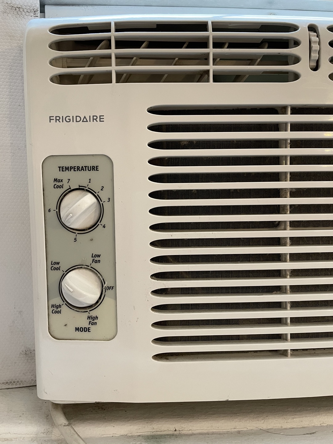 Frigidaire window AC unit - photo 3